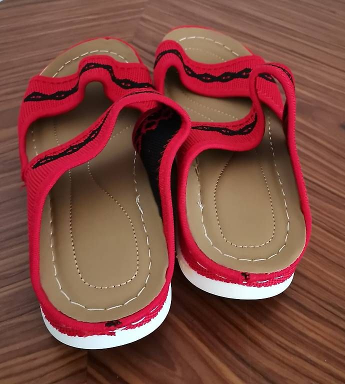 Scarpe da donna: Hausschuhe rot mit schwarzem Stickmuster, Gr. 37 – Usato da Muri b. Bern venduto da Claudiahuegli 1