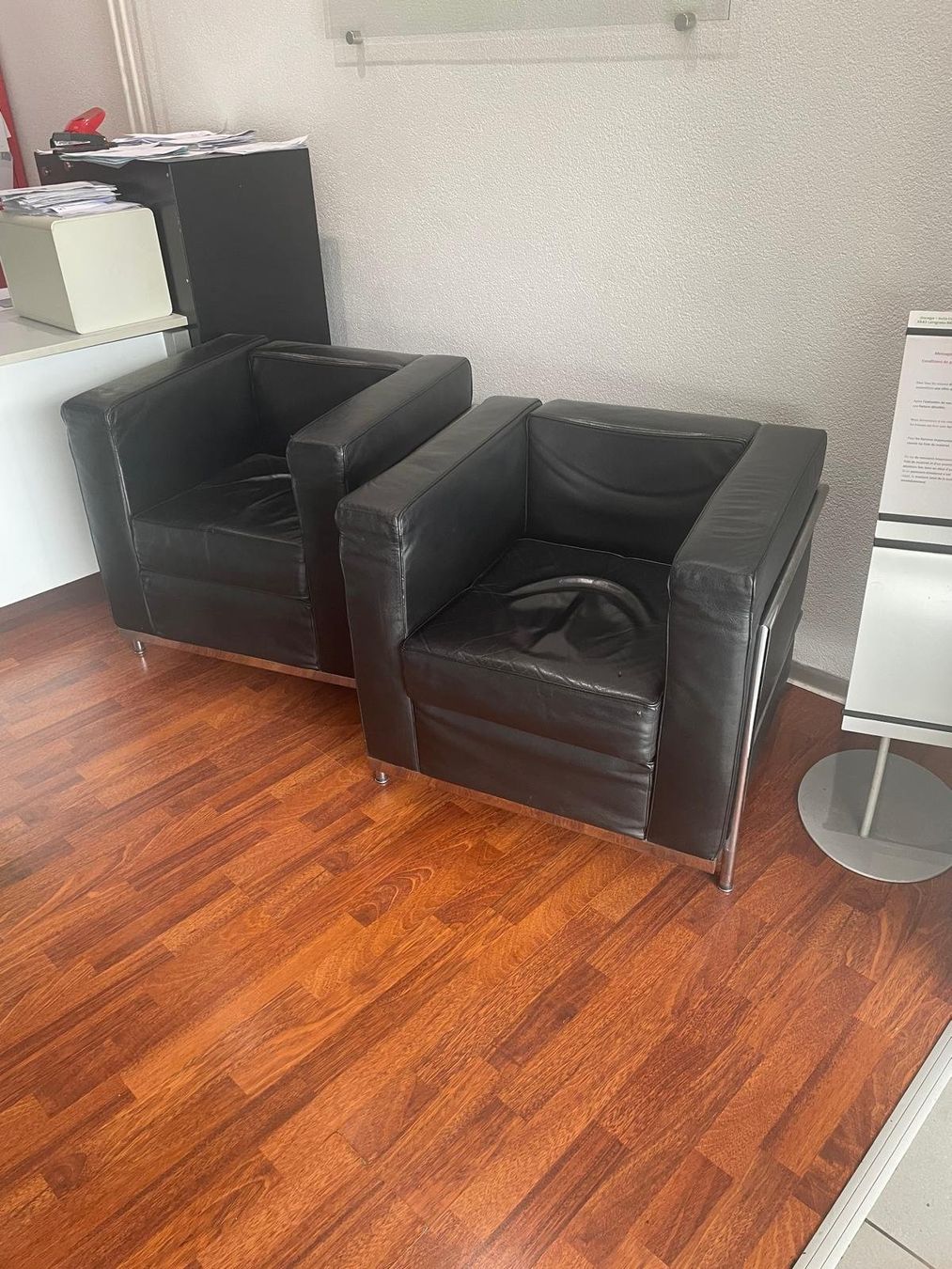 Le Corbusier Sessel: LE CORBUSIER Fauteuils en Cuirs / Table – Gebraucht aus Biel/Bienne von erw_h27c 5