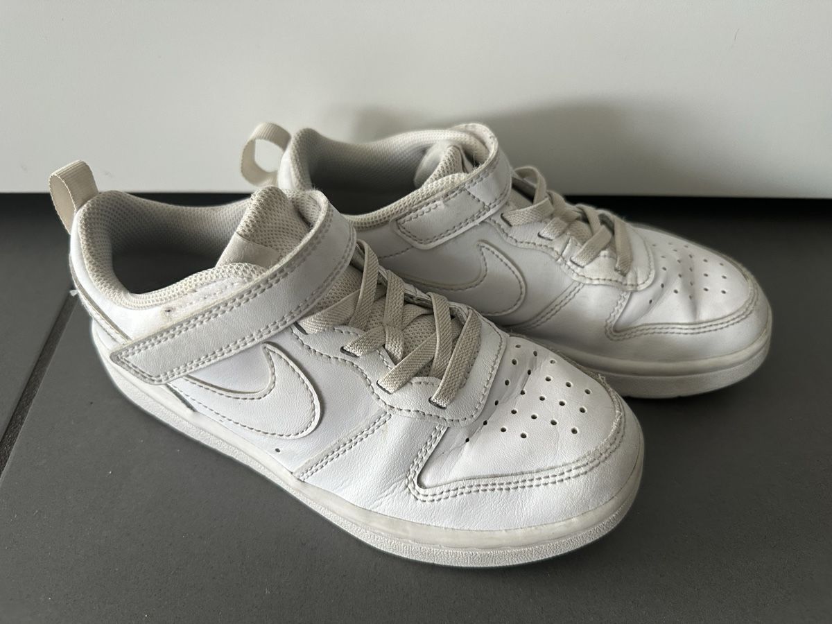 Nike Scarpe per ragazzi: Nike Turnschuhe weiss Grösse 33 – Usato da Uetikon am See venduto da Ccsibi 1