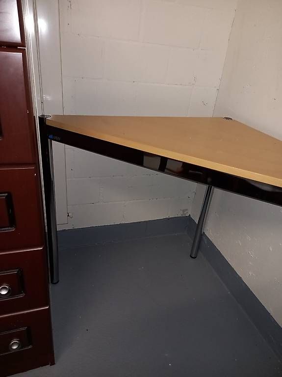 Tische: Dreiecktisch – Gebraucht aus Zürich von cla_mf9b 1