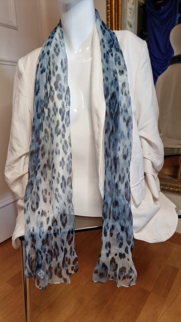 Foulard & Sciarpe: Eleganter Schal mit blauem Leopardmuster – Usato da Wald ZH venduto da CapLux 7