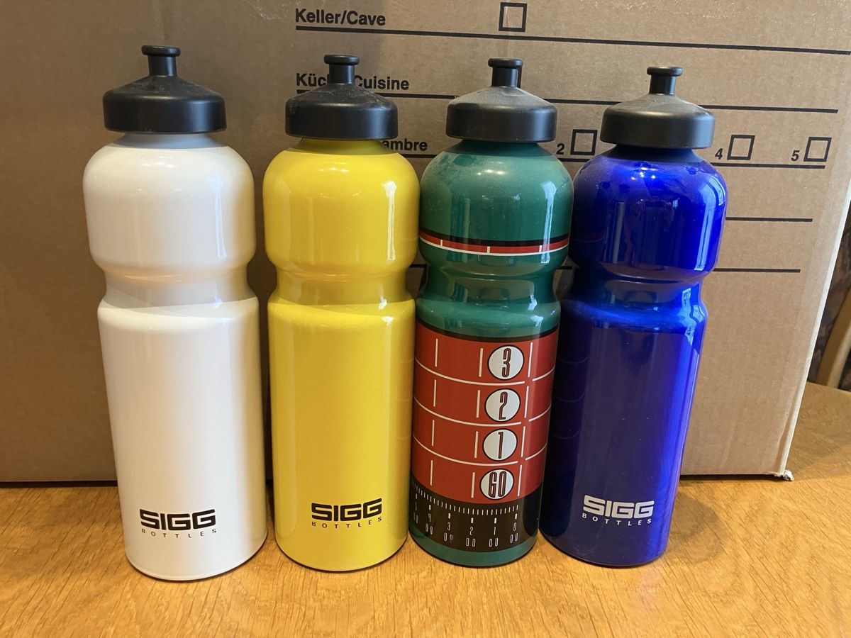 Sigg Borracce & Thermos: Konvolut 45 Sigg Trinkflaschen aus Sammlung – Nuovo (secondo la descrizione) da Balterswil venduto da Swiss611 5