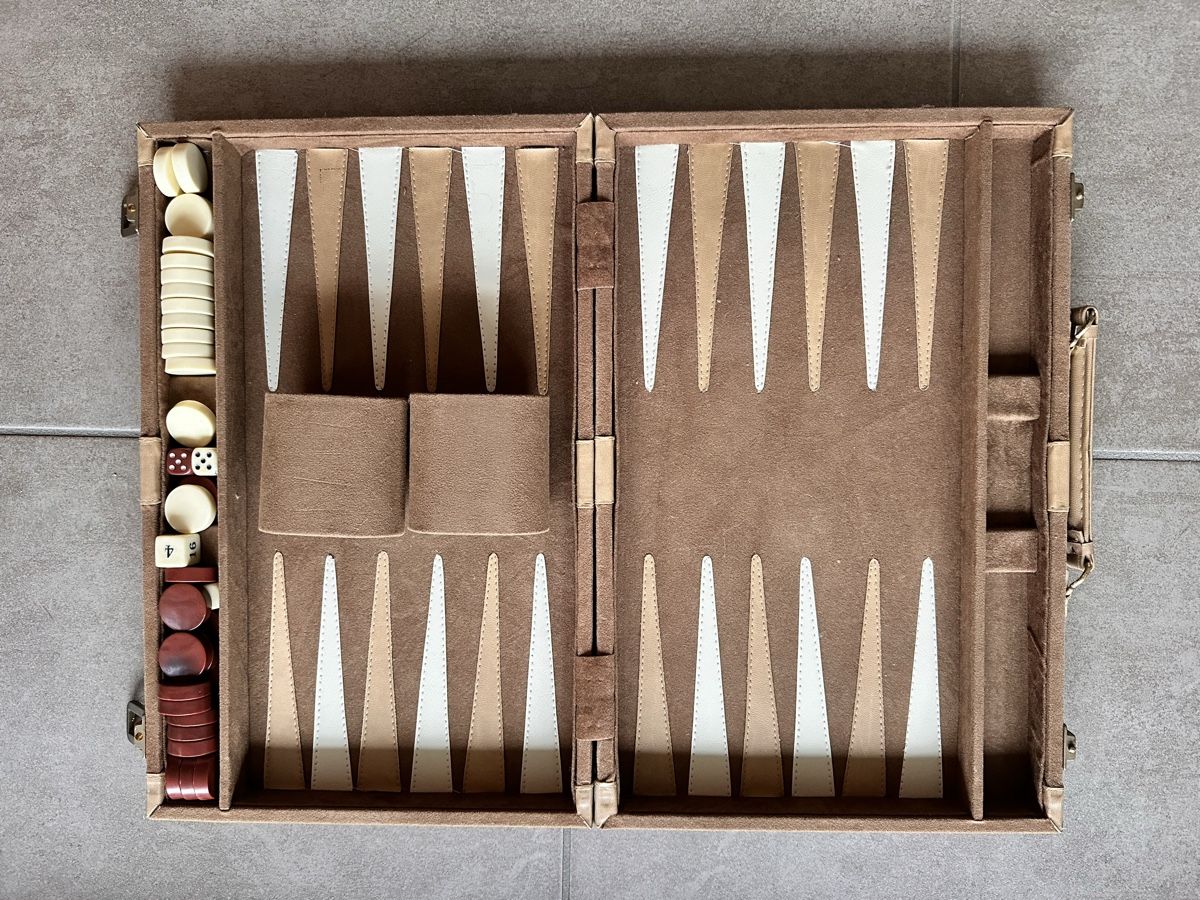 Giochi: Backgammon – Nuovo (secondo la descrizione) da Courtelary venduto da NomiSucette 1