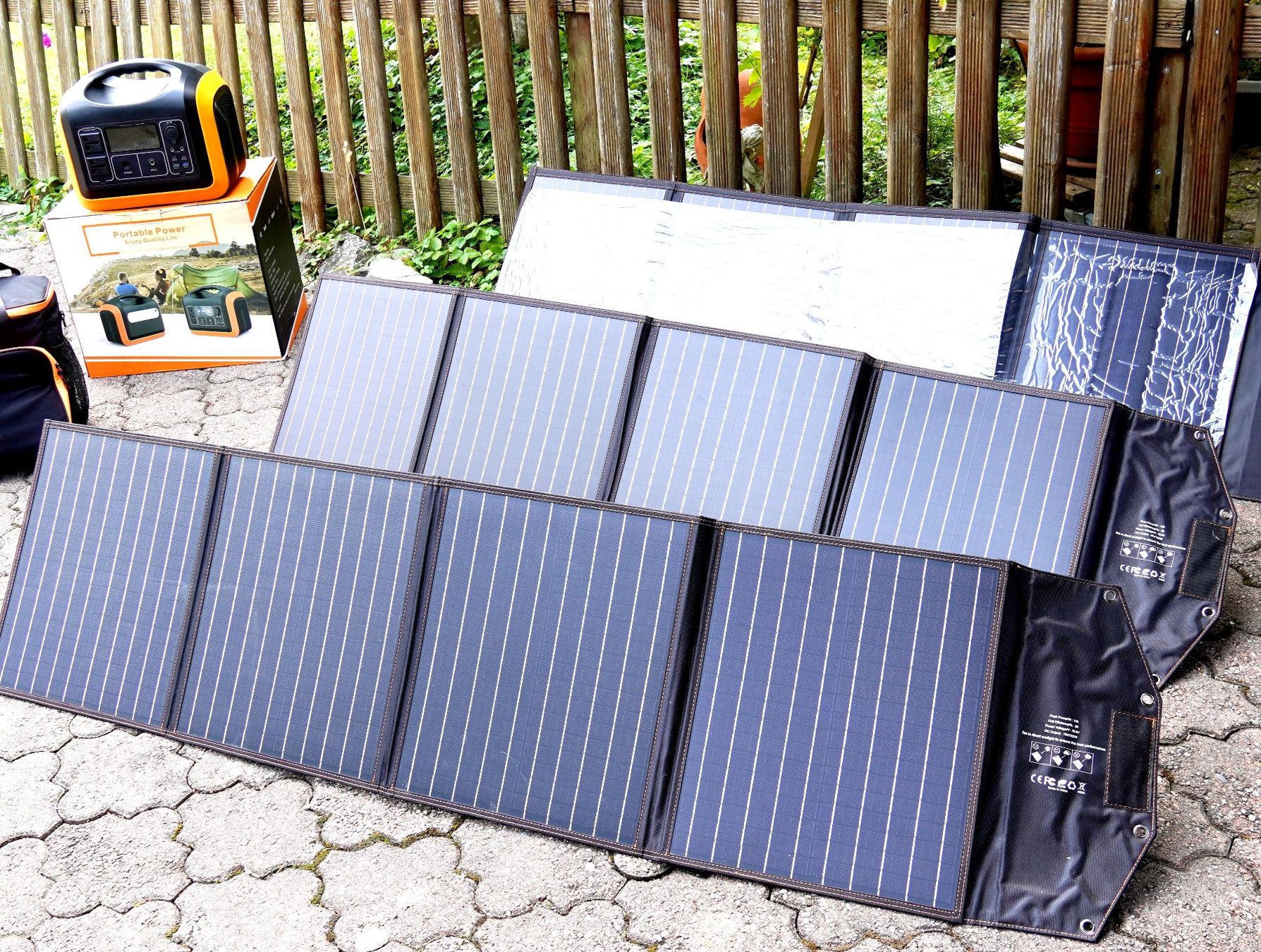 Solargeräte und Solarprodukte: Tragbare Powerstation 1200 Watt mit 3 Sonnenpanel – Gebraucht aus Baar von 2cvbaar
