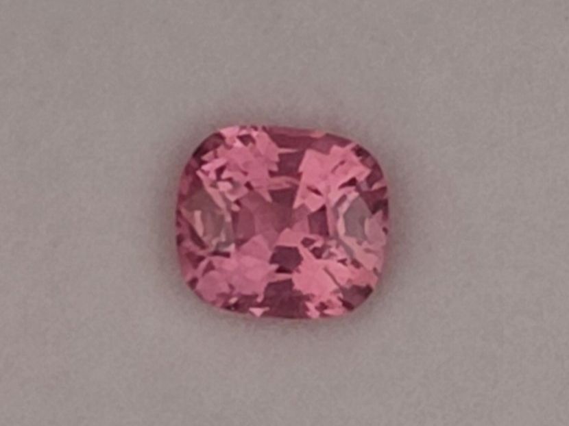 Edelsteine: Spinel 2.3ct Padparadscha – Gebraucht aus Bévilard von Yougems