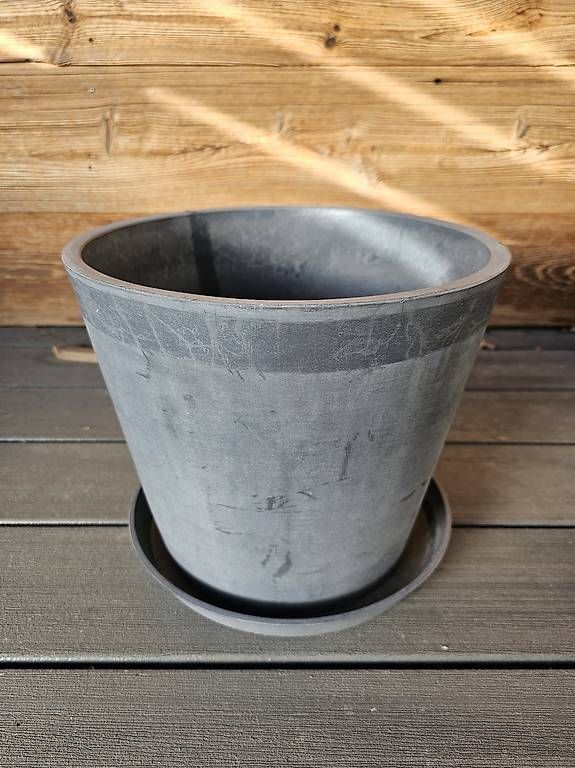 Blumentöpfe: 2x Moderner Beton-Look Übertopf mit Unterteller – Gebraucht aus Mettau von BasarVerkauf