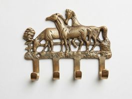 Porte-manteau vintage en bronze avec des chevaux.