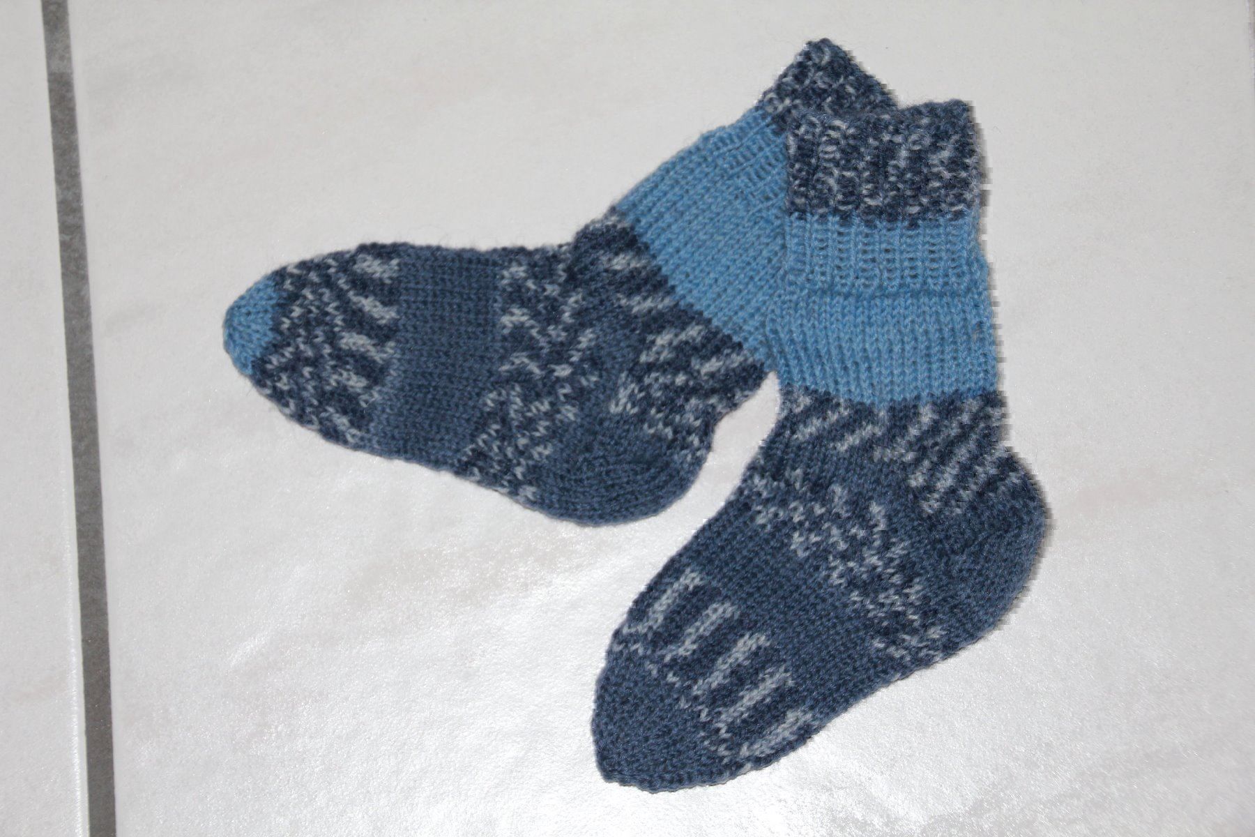 Calze per bambini: Handgestrickte Kindersocken Grösse 22/23 – Nuovo (secondo la descrizione) da Wallenwil venduto da Sahron