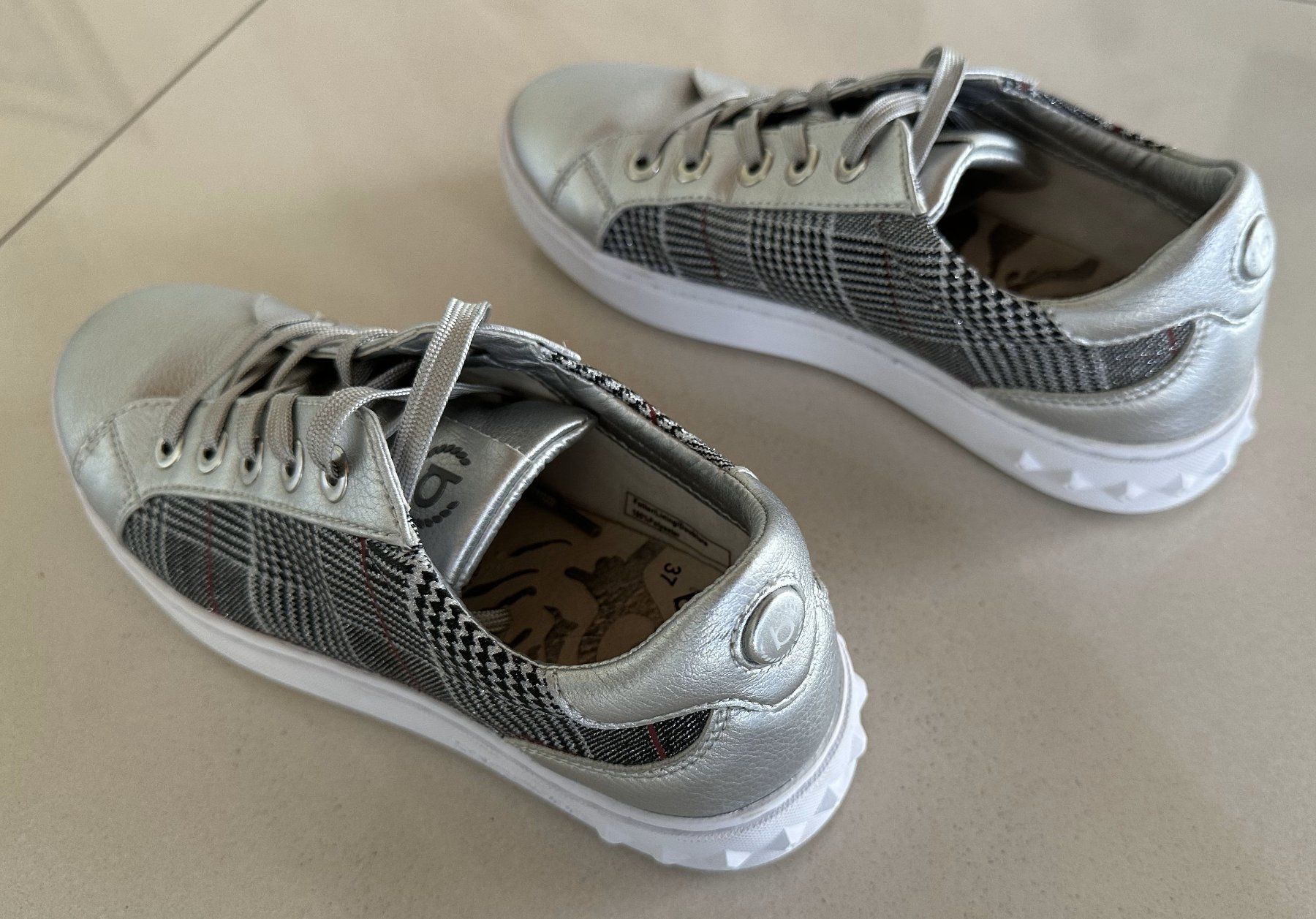 Bugatti Scarpe da donna: Neuwertige Damen Freizeit-Sneakers Bugatti Gr. 37, silber – Usato da Dielsdorf venduto da MTBiker100 5