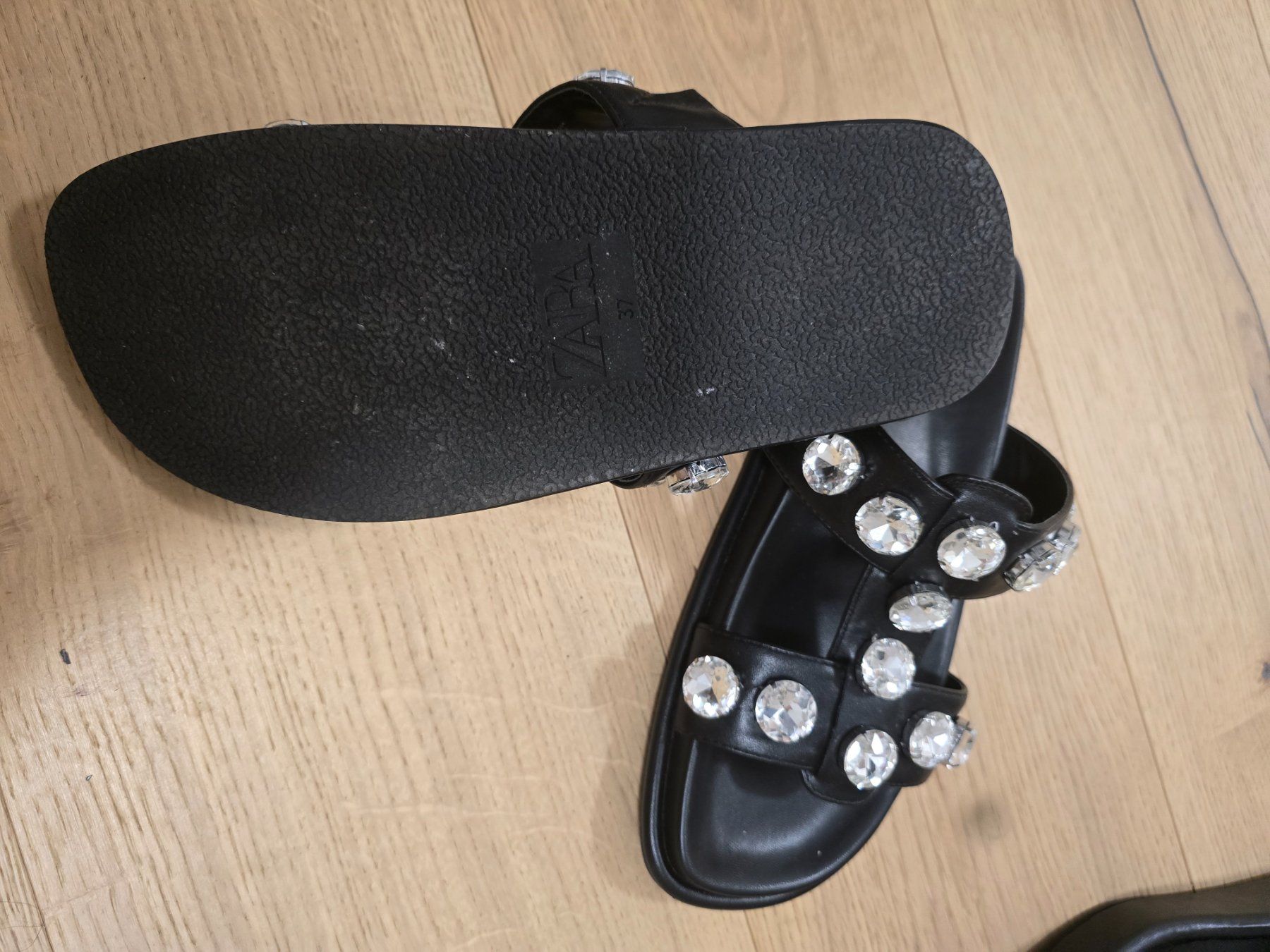 Zara Chaussures femmes: Zara Sandalen flach – D'occasion à Rümlang par Arsasladi 1
