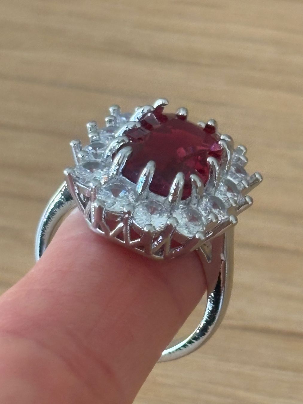 Bagues: Luxus Elegante Gr.19/9 Ring Farbe: Silber / Rot – Neuf (Voir description) à Biel-Bienne par Roserosse13 5