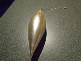 Weihnachtskugel Tropfenform, goldfarbig mit Punkten
