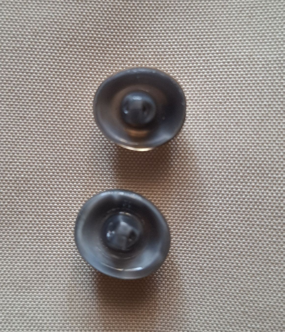 Bottoni: 2 Stück Glasknöpfe mit goldfarbenem Rand – Usato da Dietikon venduto da Hirschkopf 1