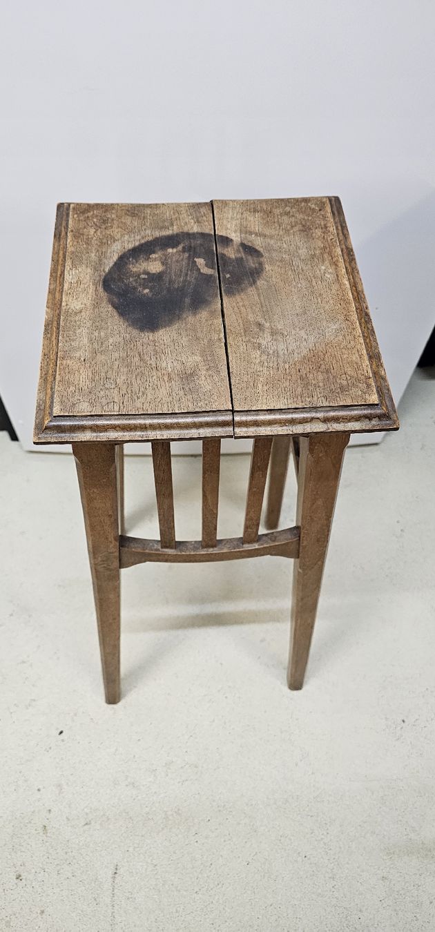 Tavoli: Table d'appoint bois 75cm haut 30cm larg état usagé – Usato da Chardonne venduto da luc_8nlz