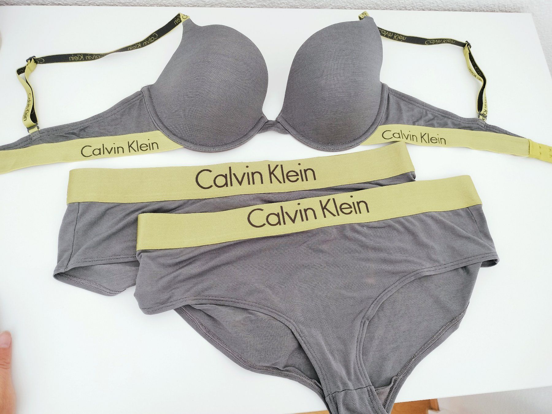 Calvin Klein Altra biancheria intima: Calvin Klein Damen Nachtwäsche Set grau – Usato da Schwyz venduto da els_7cys