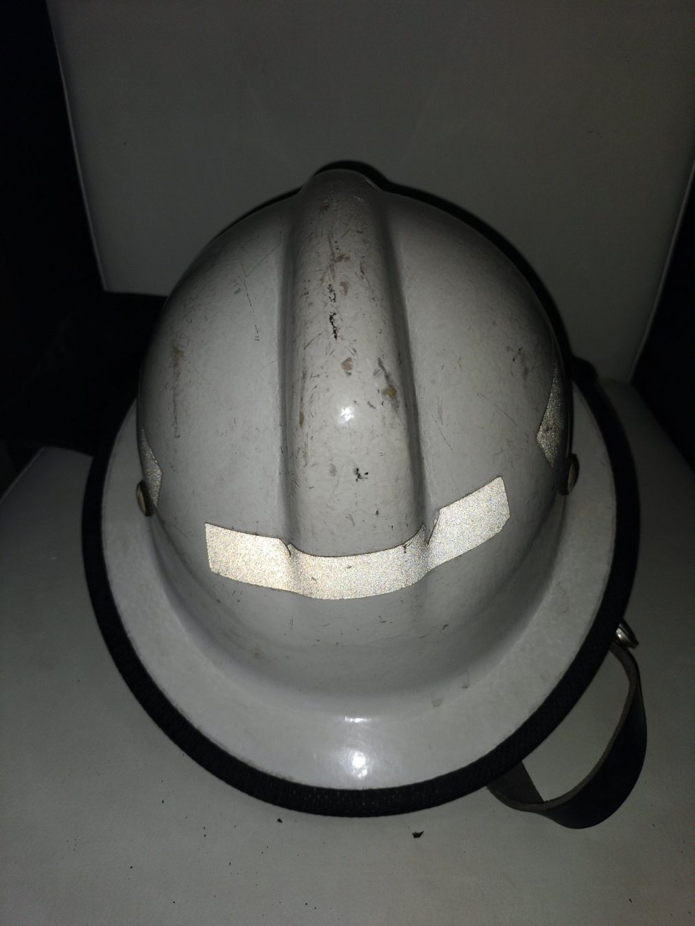 Pompieri: Alter Schweizer Feuerwehr Helm – Usato da Schwanden Sigrisw venduto da len_9yqg