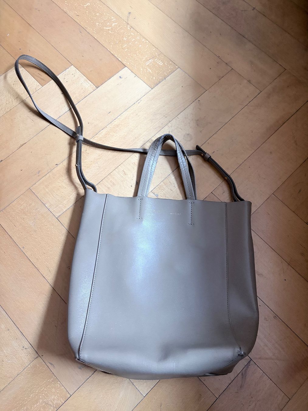 Celine Borse da donna: Celine Vertical Cabas Tote Bag - Neutral Beige Color! – Usato da Zürich venduto da Michelleanca 1