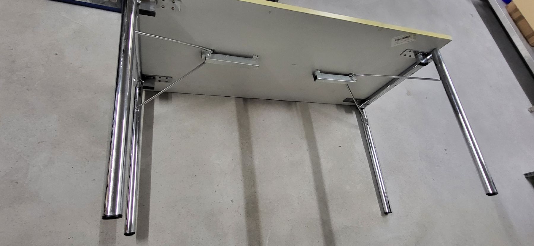 Tavoli: Arbeitstisch massiv mit Klappbeinen – Usato da Zürich venduto da timbuktu03 4