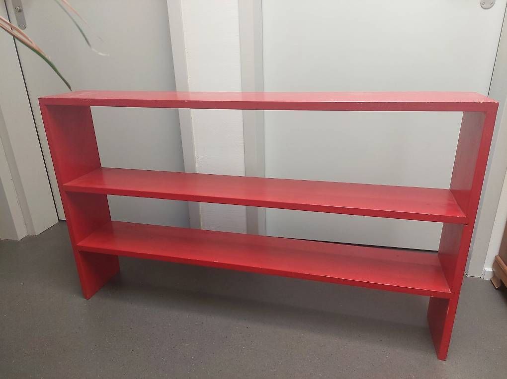Regale: Schönes rotes Holzregal – Gebraucht aus Bern von dor_qj8q