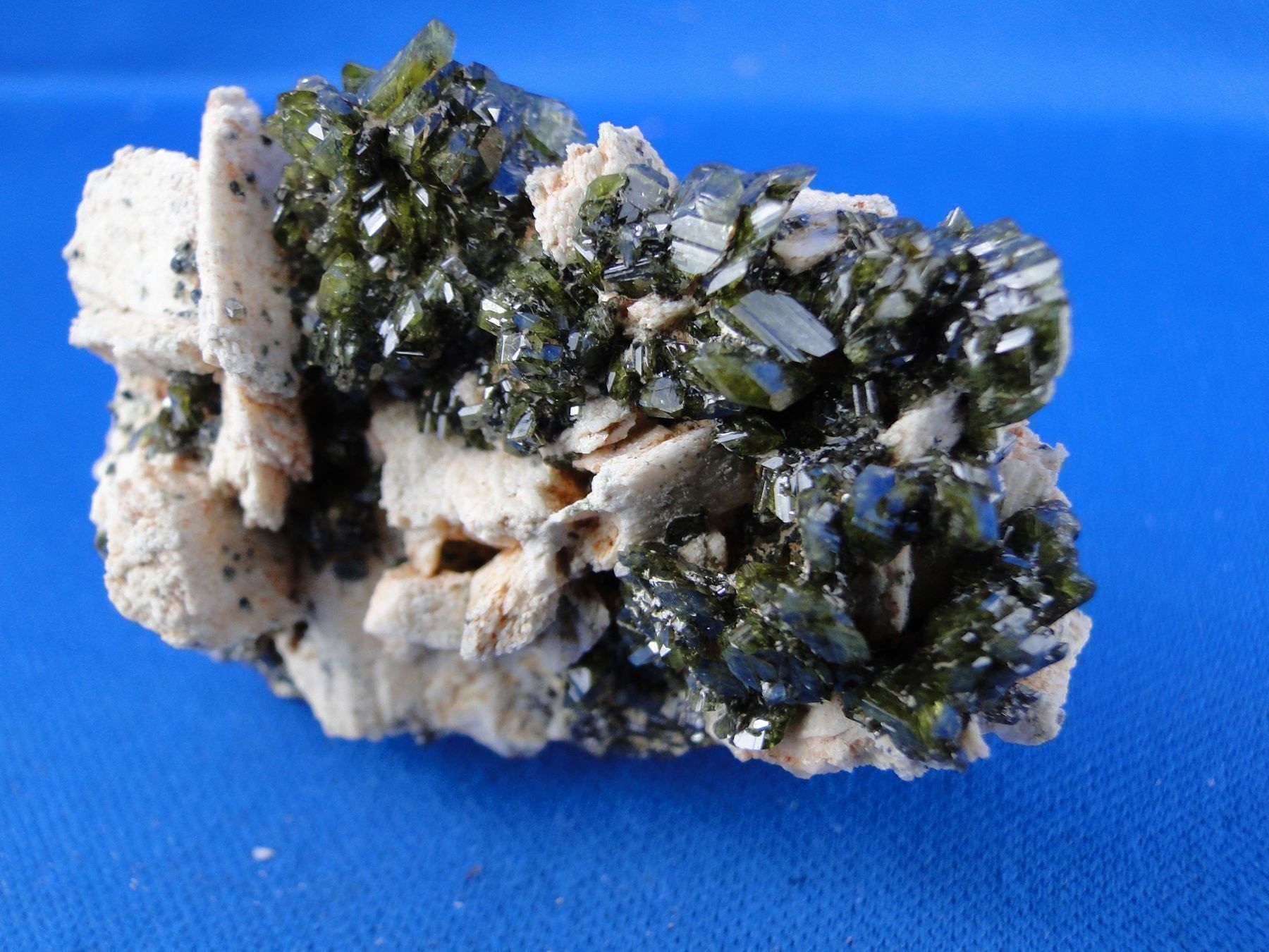 Minerali & Pietre curative: Epidot auf Feldspar – Usato da Schinznach Bad venduto da Demerald 5