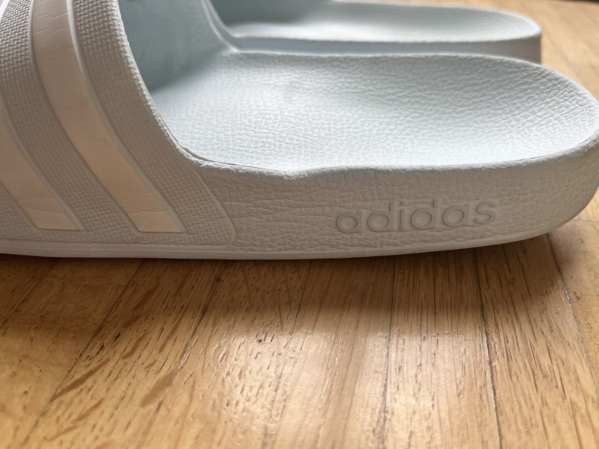 Adidas Scarpe da uomo: Adiletten Badeschuhe – Usato da Zug venduto da IndiQueen 2