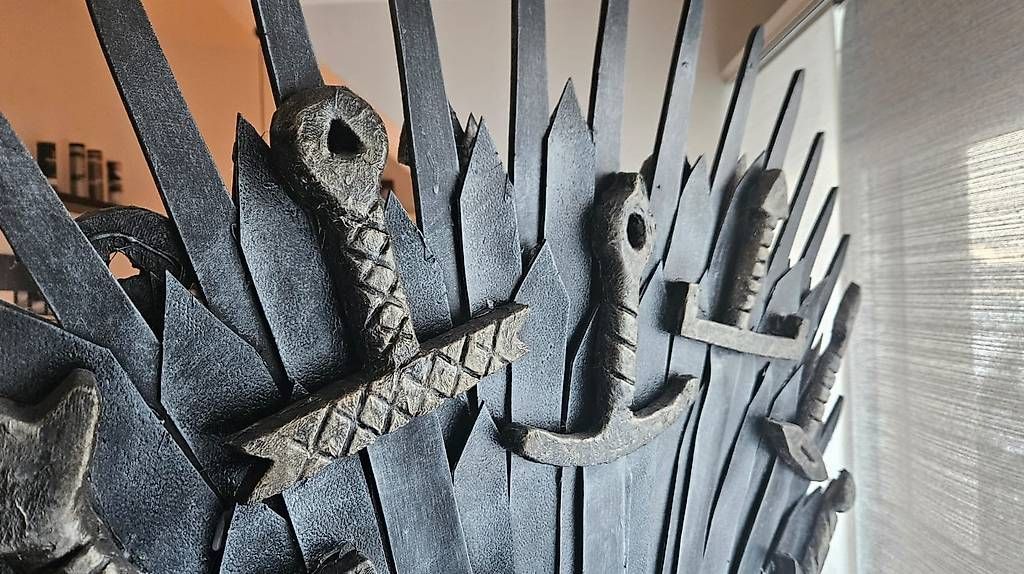 Camini: GAMES OF THRONES "Nachbau des Eisernen Throns" – Usato da Knutwil venduto da beedle 2