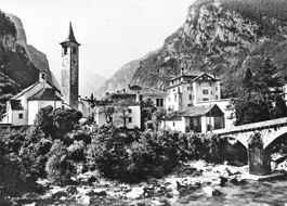 Bignasco TI villaggio con chiesa e ponte maggia G