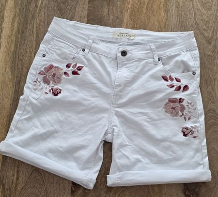 Short Gr 42 Weiss mit Stickerei Sommerhose Damen 