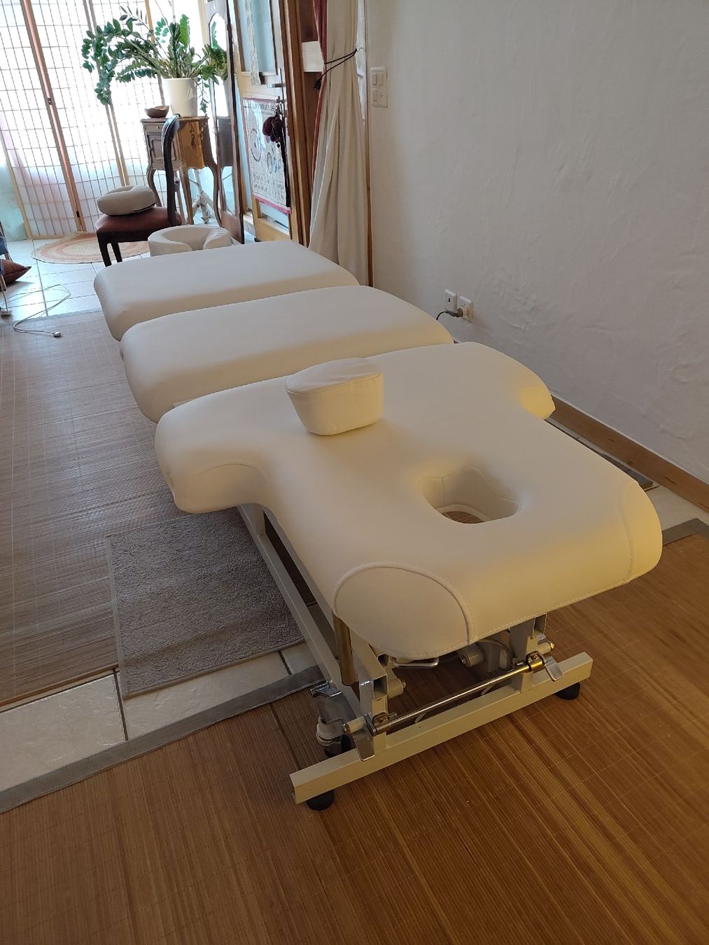Sonstige Körperpflege: table de massage électrique  – Gebraucht aus Avenches von syl_2fv6 5
