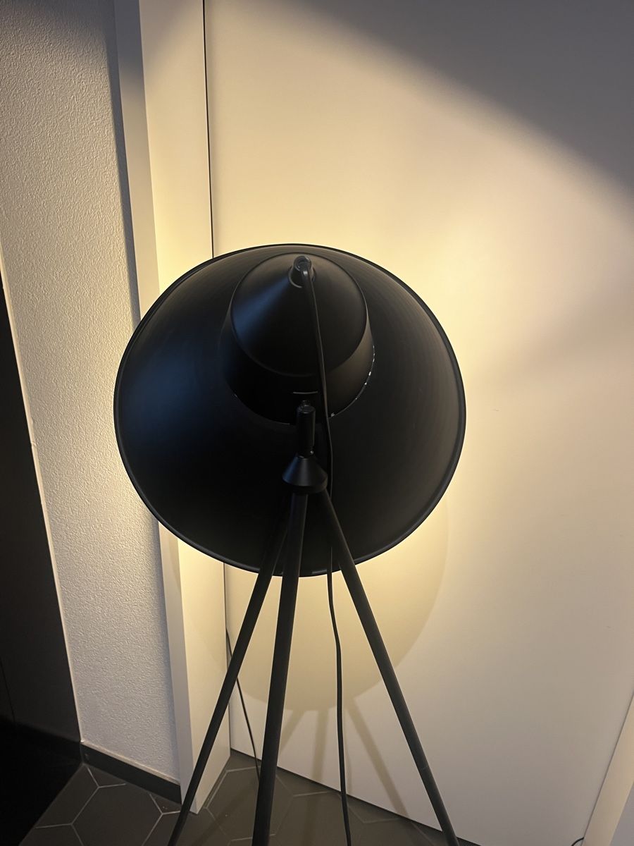 Lampes: Stehlampe Tripod schwarz Metal – D'occasion à Küssnacht am Rigi par vin_z2yb 4