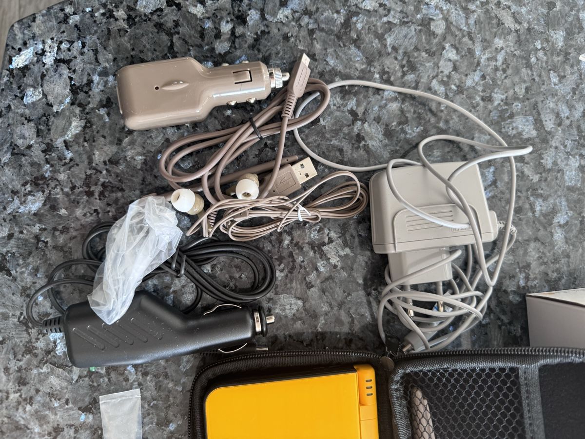 Nintendo Konsolen: Nintendo DSi XL gelb – Gebraucht aus Spiez von  3