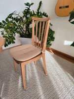 4 Vintage Stäblistühle – Mid-Century Holzstühle im klassisch