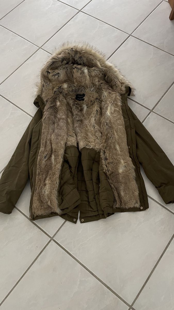 Zara Jacken: Damen Winterjacke mit Pelz – Gebraucht aus Brüttisellen von SonjaP0102