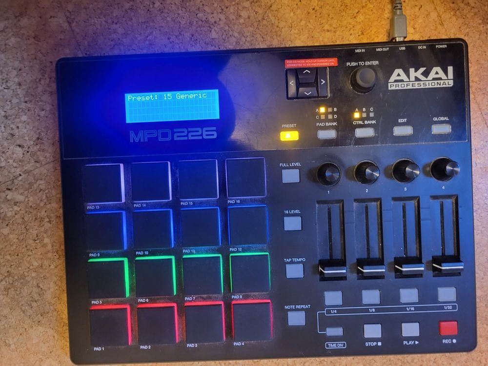 Akai Musikinstrumente: AKAI Professional MPD 226 USB Midi Controller – Gebraucht aus Winterthur von my_username 1