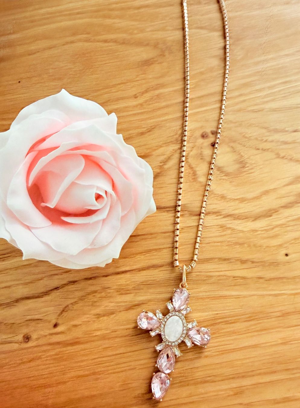 Catenine: Collier croix plaqué or pierres roses – Nuovo e nell'imballaggio originale da St-Maurice venduto da Sandrinette123 3