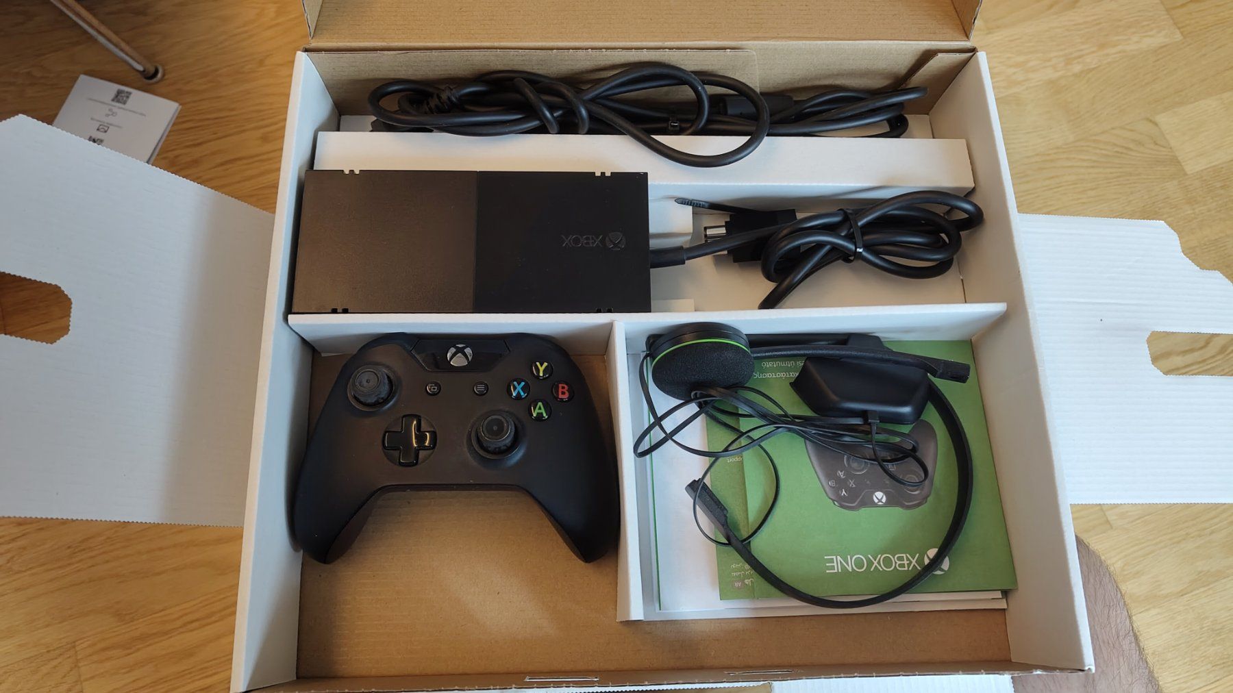 Microsoft Konsolen: XBOX one - retro Feeling mit 2 Controller :) – Gebraucht aus Zürich von aaw1279 2