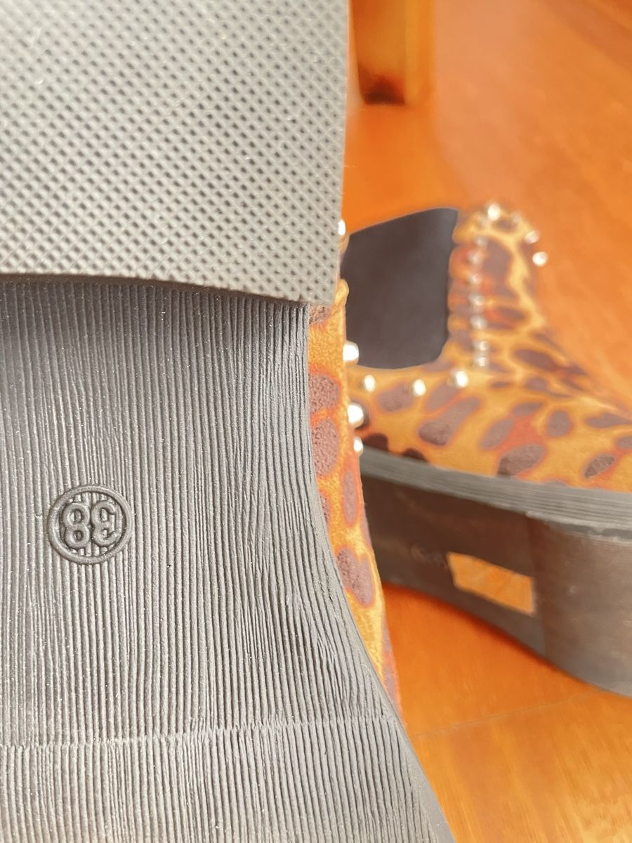 Chaussures femmes: Stiefeletten mit Nieten – D'occasion à Ennetbürgen par scriccolo 5