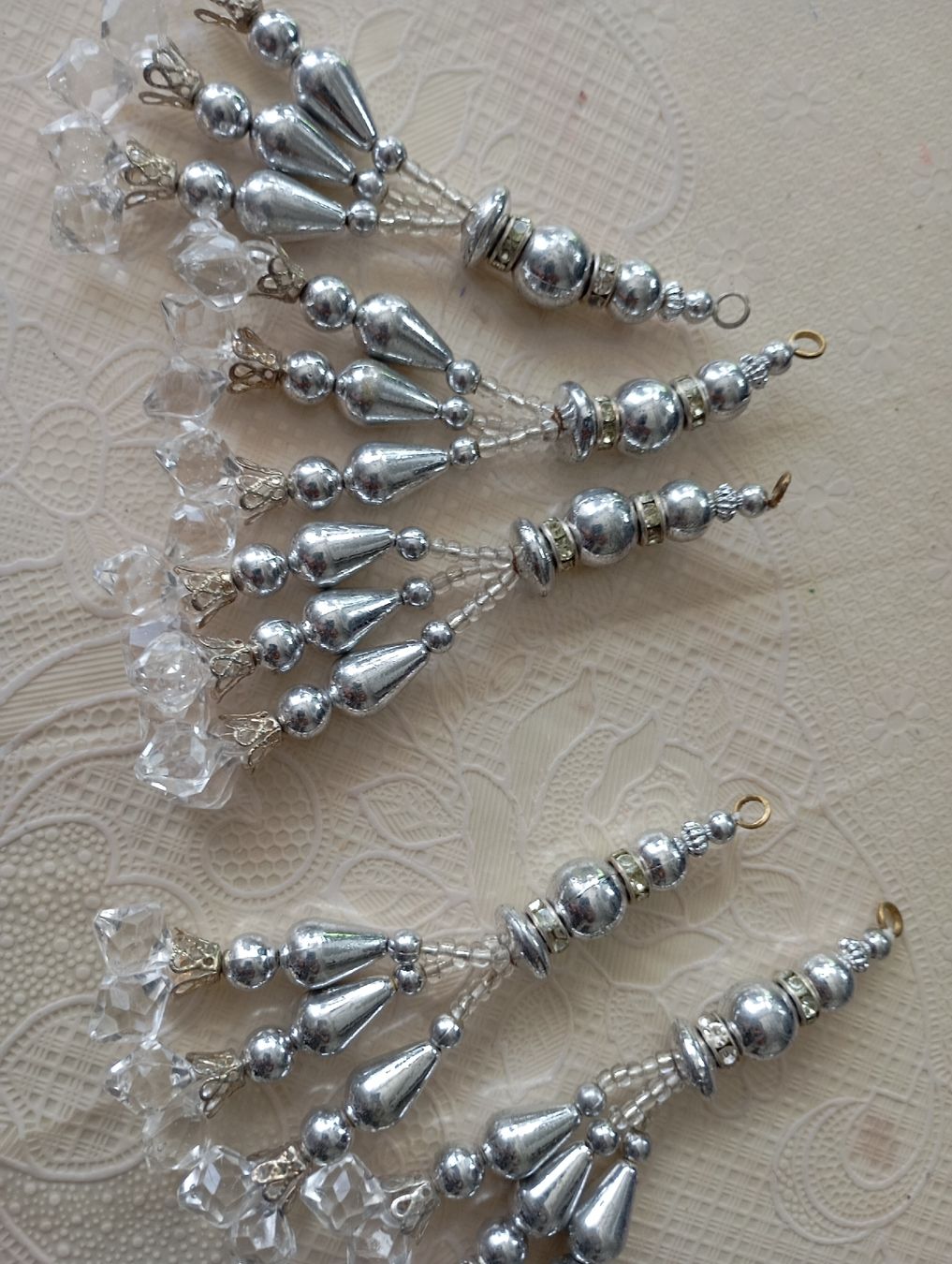 Tutte le decorazioni: Decorative silver bead tassels acceptable condition – Nuovo (secondo la descrizione) da Bern venduto da pav_8b6j 2
