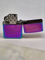 Neues Feuerzeug im Zippo-Stil mit Metallic-Regenbogen-Design