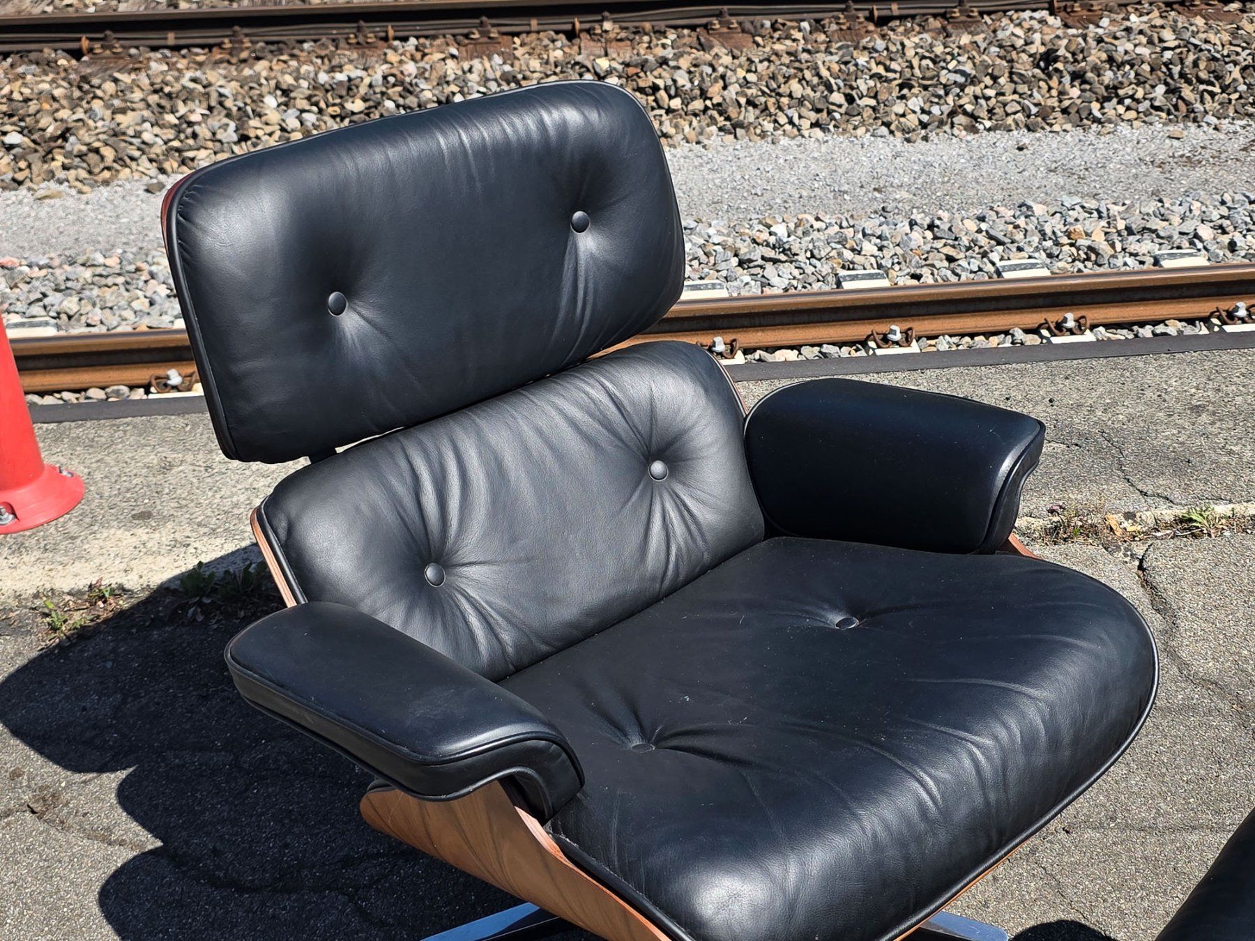Poltrone: Cofemo Lounge Chair mit Ottoman - Leder schwarz - Ref. 05/71 – Usato da Au ZH venduto da BrockiAu 2