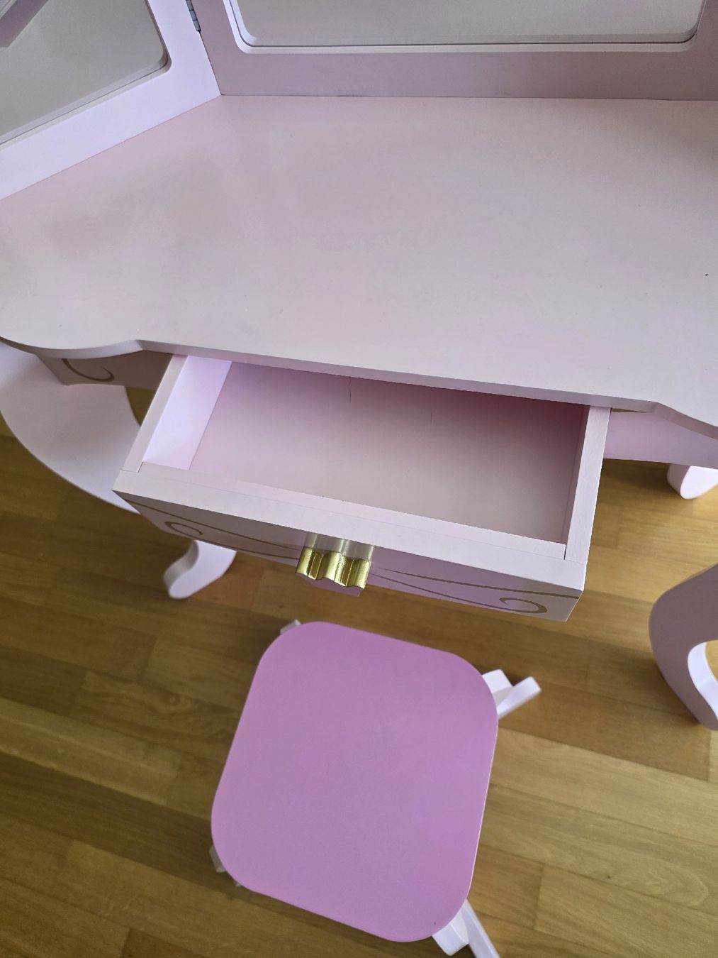Set di tavolo e panche: Kindertisch Prinzessin Rosa mit Hocker & Spiegel – Usato da Zwingen venduto da Vader. 6