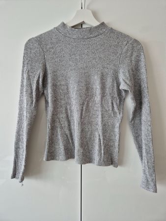 grauer Pullover