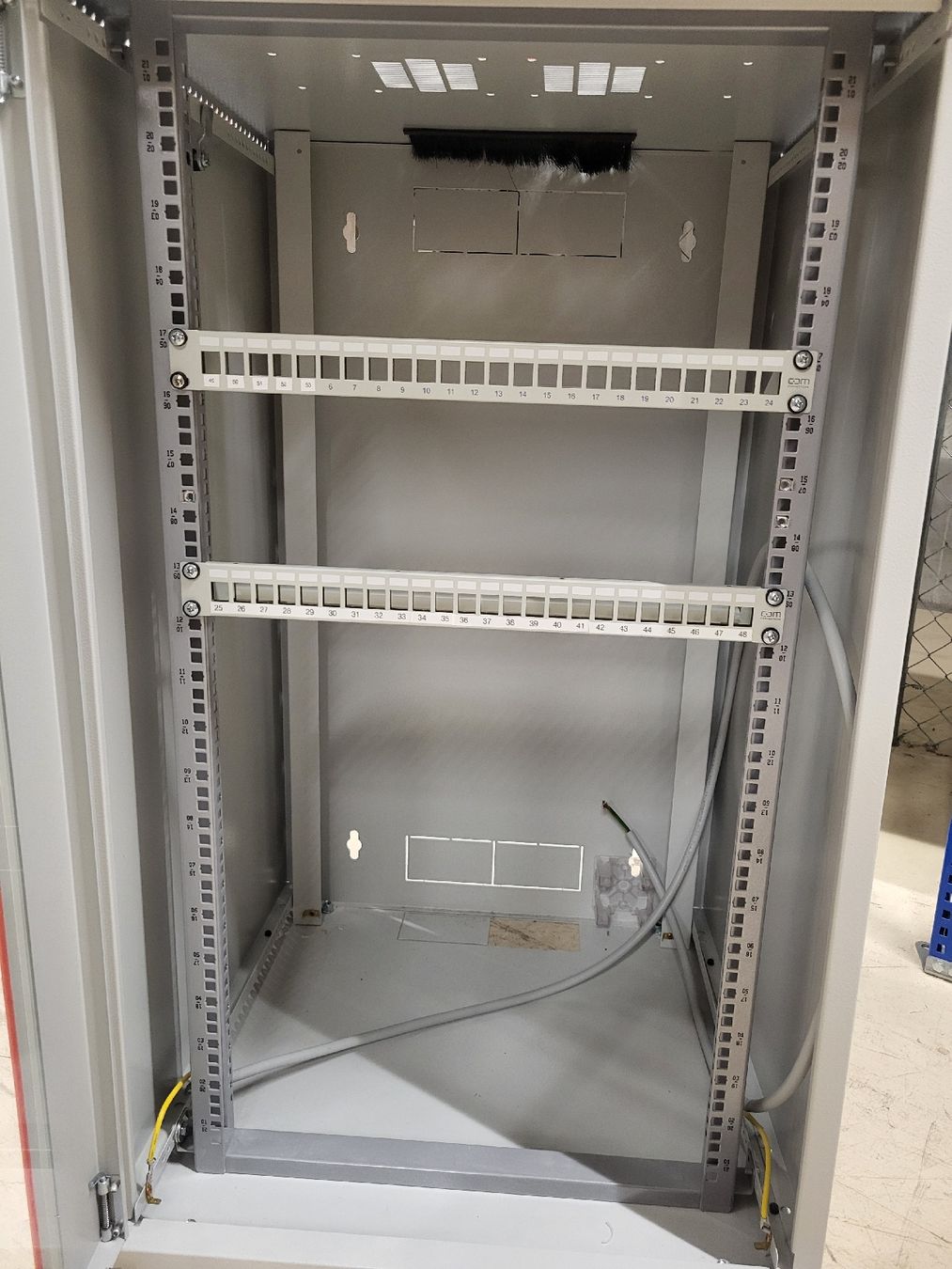 Altri accessori: Netzwerkschrank 19 Zoll – Usato da Alpnach Dorf venduto da str_jdw2 1
