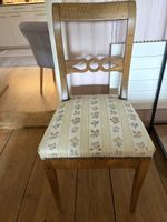 Stuhl mit Blumenmuster und Holzteilen, guter Zustand