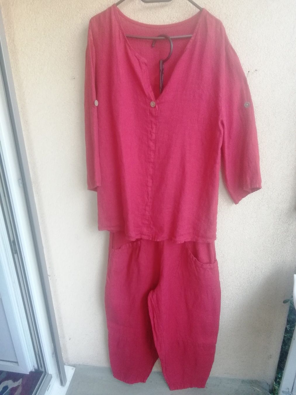 Completi & Tailleur: Hosen Ensemble mit Bluse Rot. One sice. LEINEN – Nuovo (secondo la descrizione) da Zürich venduto da Layadea