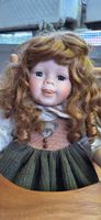 Porzellan Puppe mit Kinderstuhl aus Holz,