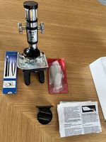 Microscope 100x900x avec projecteur  coffret 63 pièces