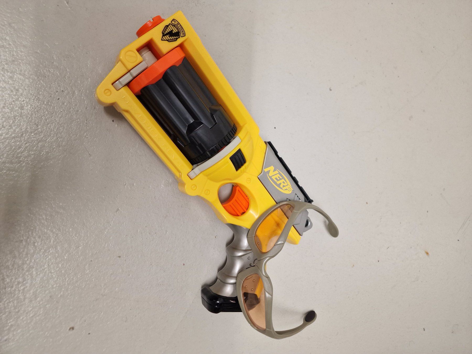 Nerf Spielzeuge: Nerf Strongarm Blaster mit Brille – Gebraucht aus Thun von mike953