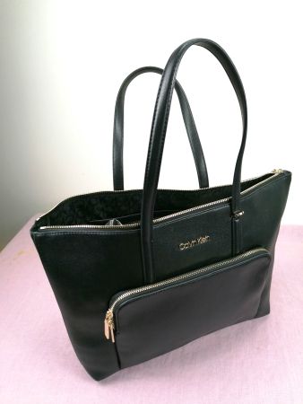 Elegante Damenhandtasche von Calvin Klein, neuwertig