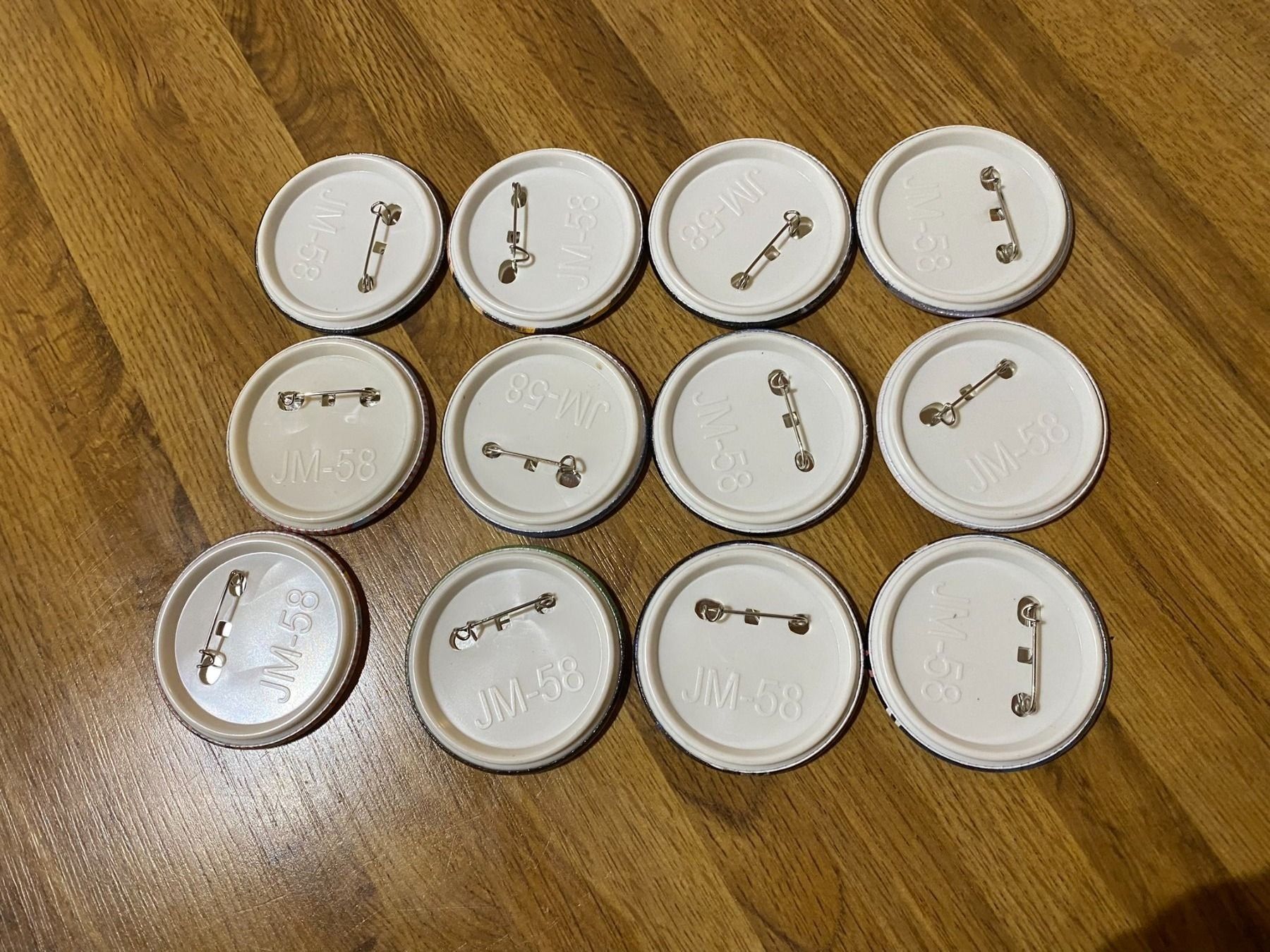 Calamite: Kiss Pin Badges, Neu! – Nuovo (secondo la descrizione) da Basel venduto da FatCatPacksTheRatt 5